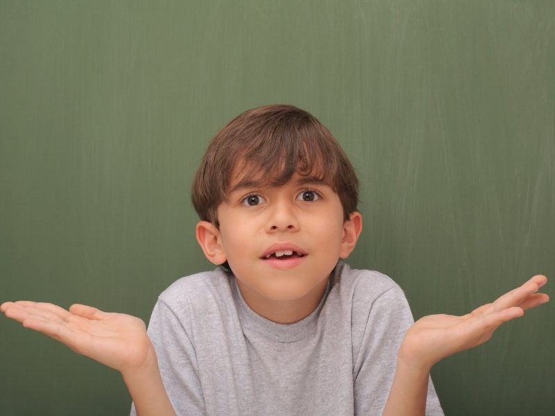 Niño preguntando
