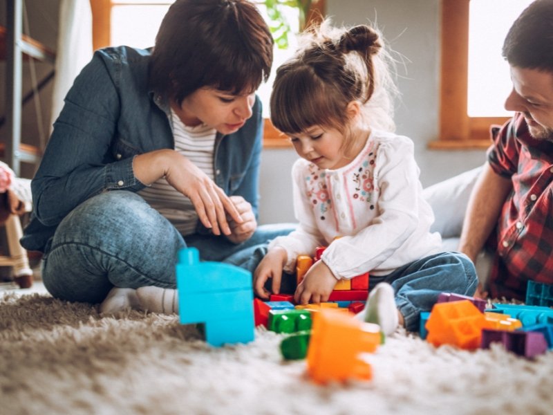 Profesional de la salud evaluando a un niño para diagnóstico de TDAH