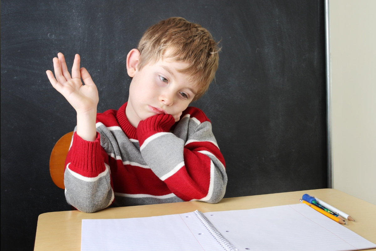 Niño en la escuela recibiendo apoyo educativo