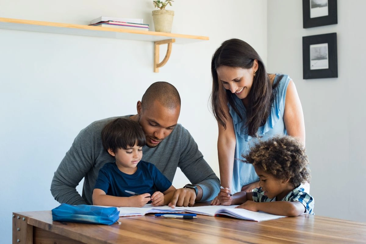 Profesional orientando a padres sobre el plan de intervención y apoyo para un niño con TDAH