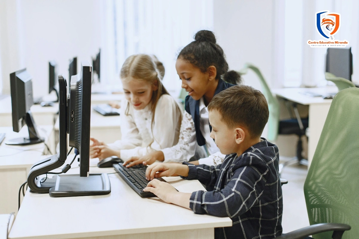 Estudiante explorando proyectos interactivos y ejercicios personalizados guiados por tecnología educativa