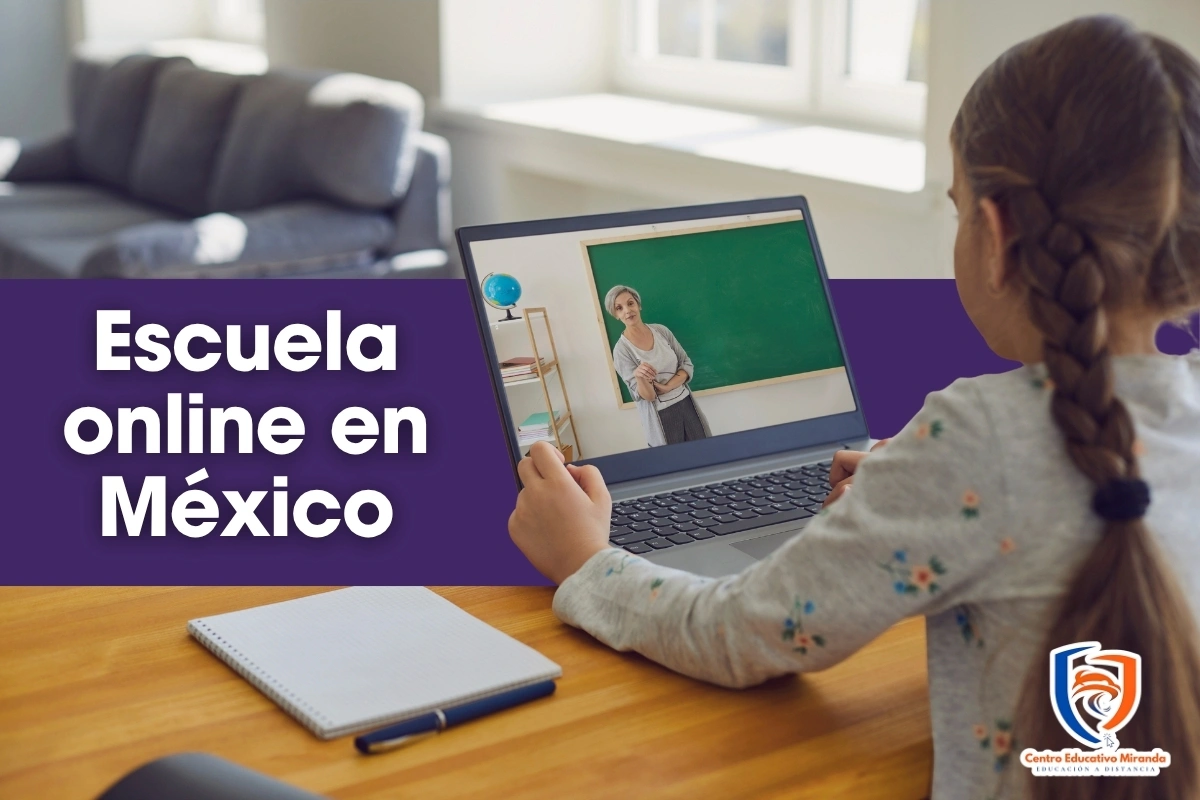 Estudiante en su escritorio ordenado en casa utilizando su laptop y cuadernos de apoyo para sus clases matutinas