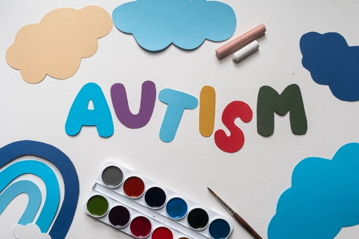 Infografía comparativa que muestra el enfoque de atención y socialización en niños con TDAH y niños con autismo