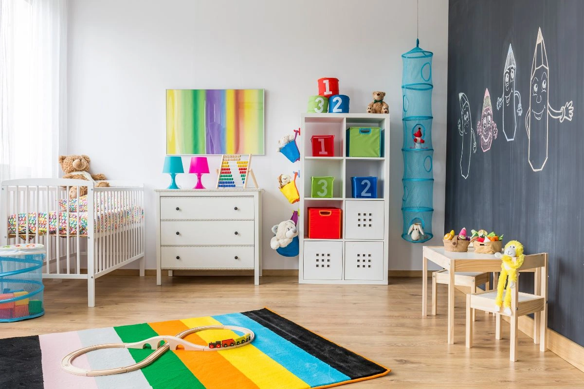 Recámara infantil con área de cama despejada y zona de estudio orientada hacia una pared neutral