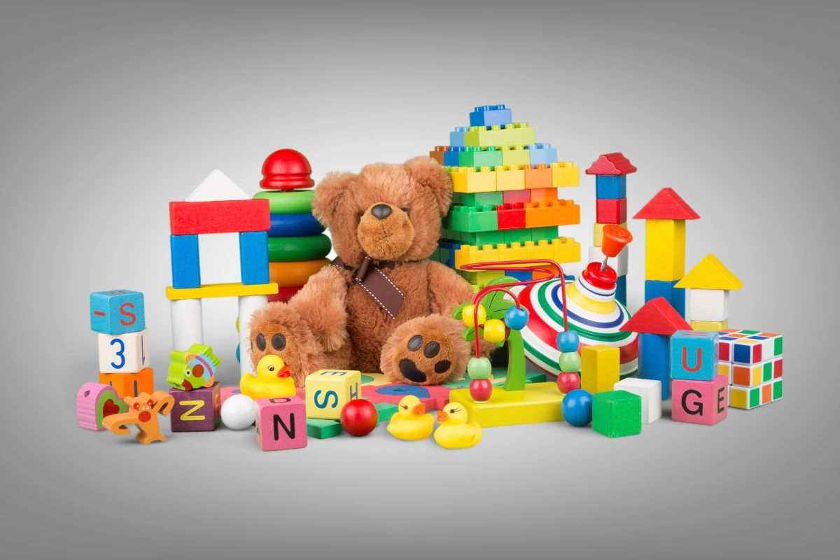 Elementos sensoriales y piezas didácticas organizadas sobre una mesa para la autorregulación infantil