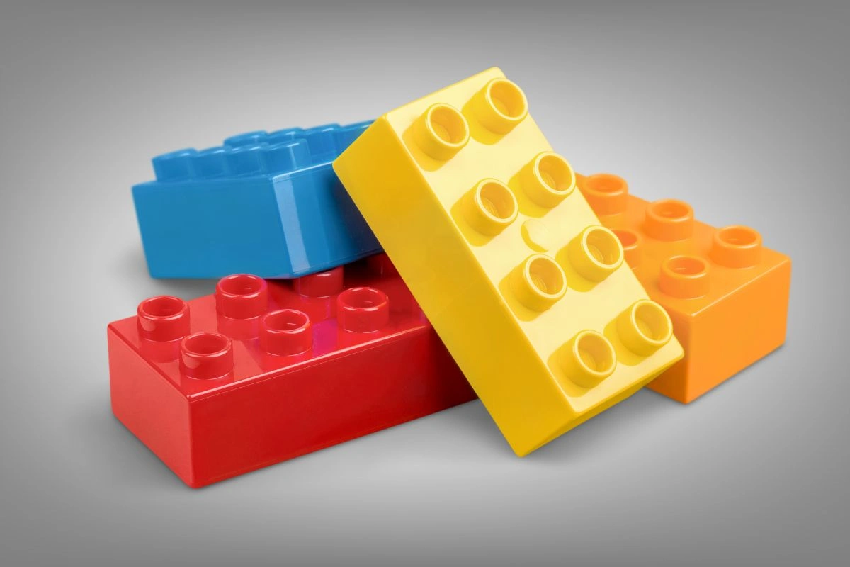 Herramientas manipulativas, plastilinas terapéuticas y bloques de ensamble para apoyo sensorial