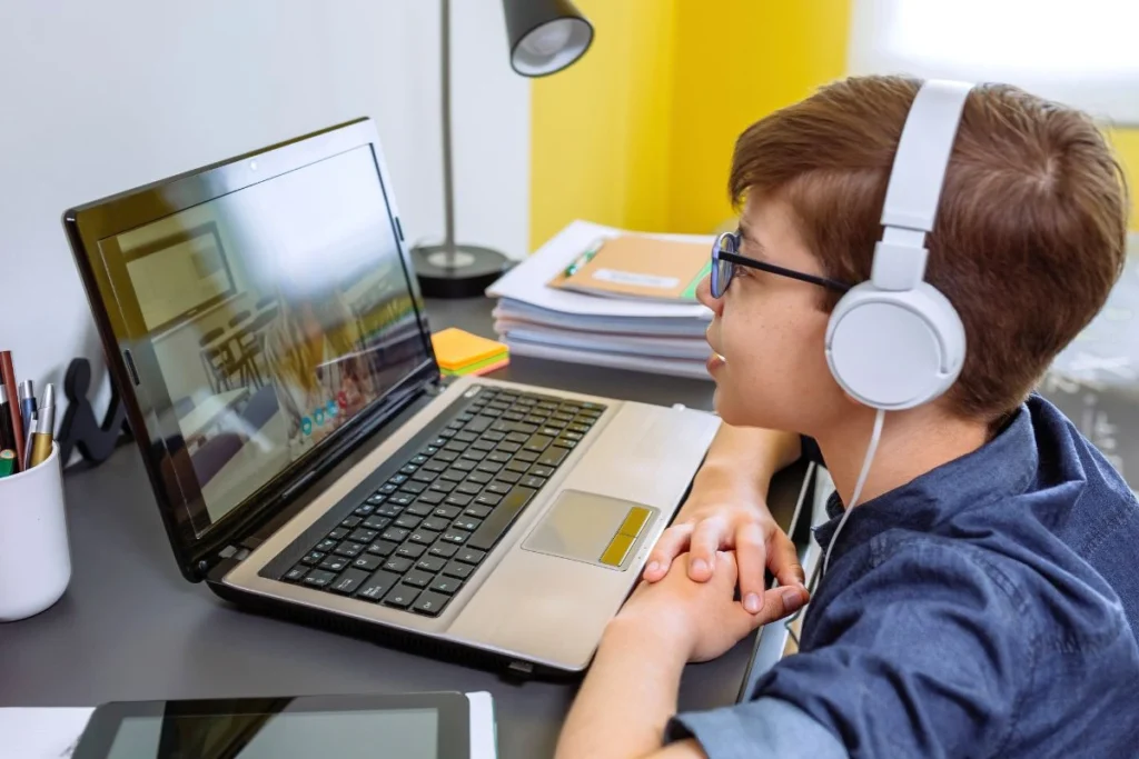 niño tdah estudiar en línea