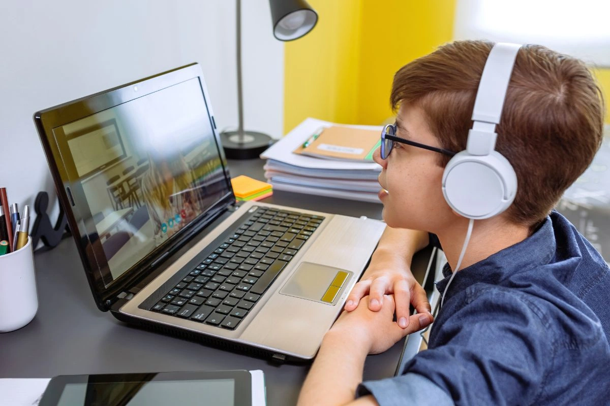 Estudiante con TDAH utilizando una computadora portátil en un espacio de trabajo tranquilo en casa