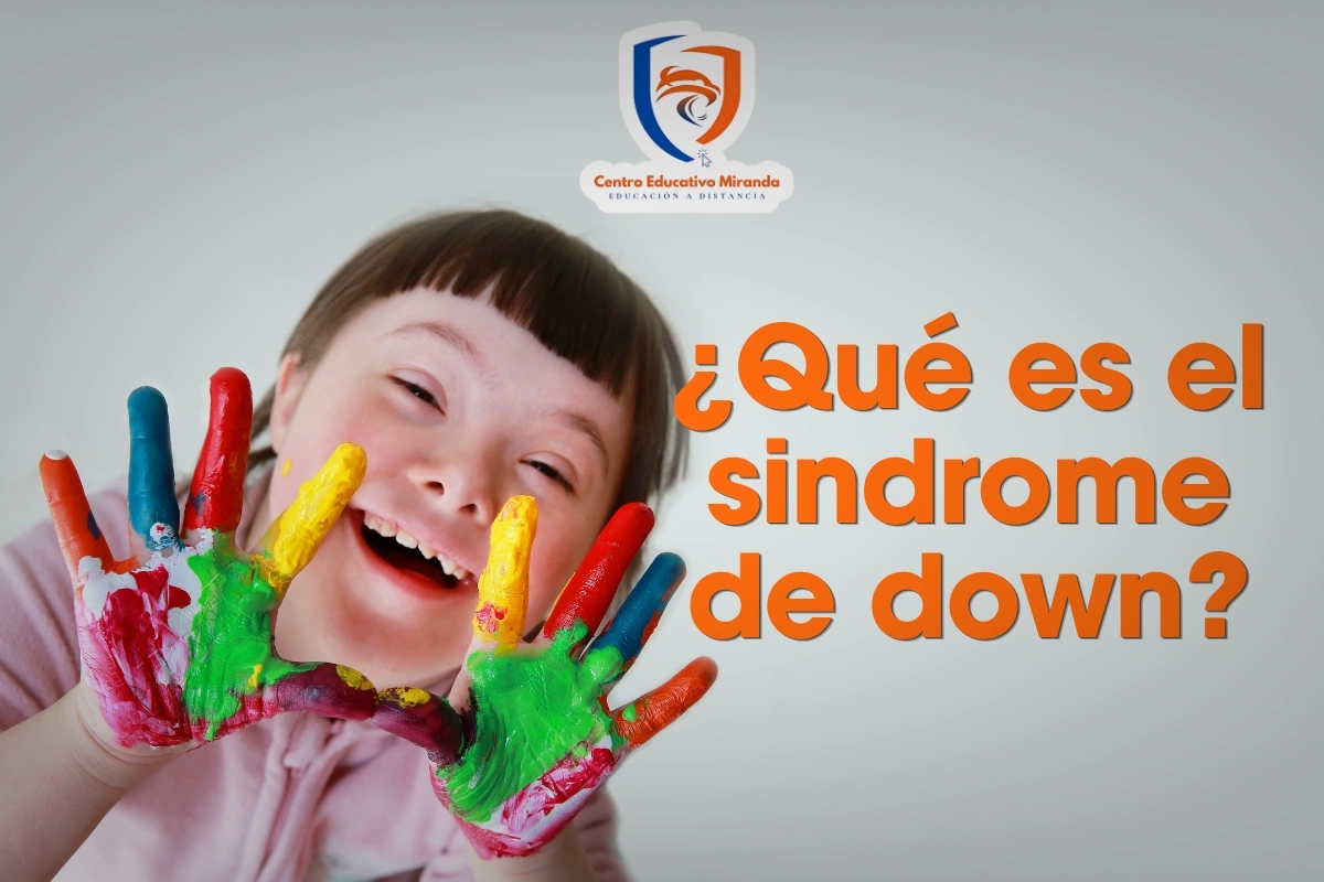 Niño con síndrome de Down participando activamente en una sesión educativa adaptada