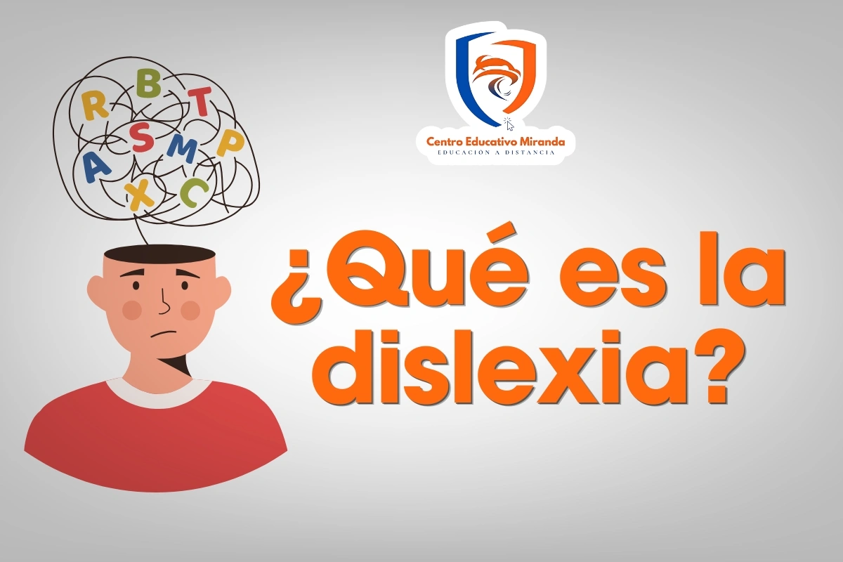 Especialista apoyando a un estudiante con letras didácticas sobre un escritorio ordenado