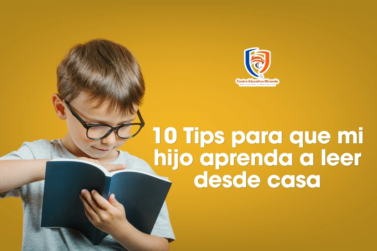 Madre e hijo leyendo juntos un libro ilustrado en un ambiente cómodo y sin presiones en el hogar